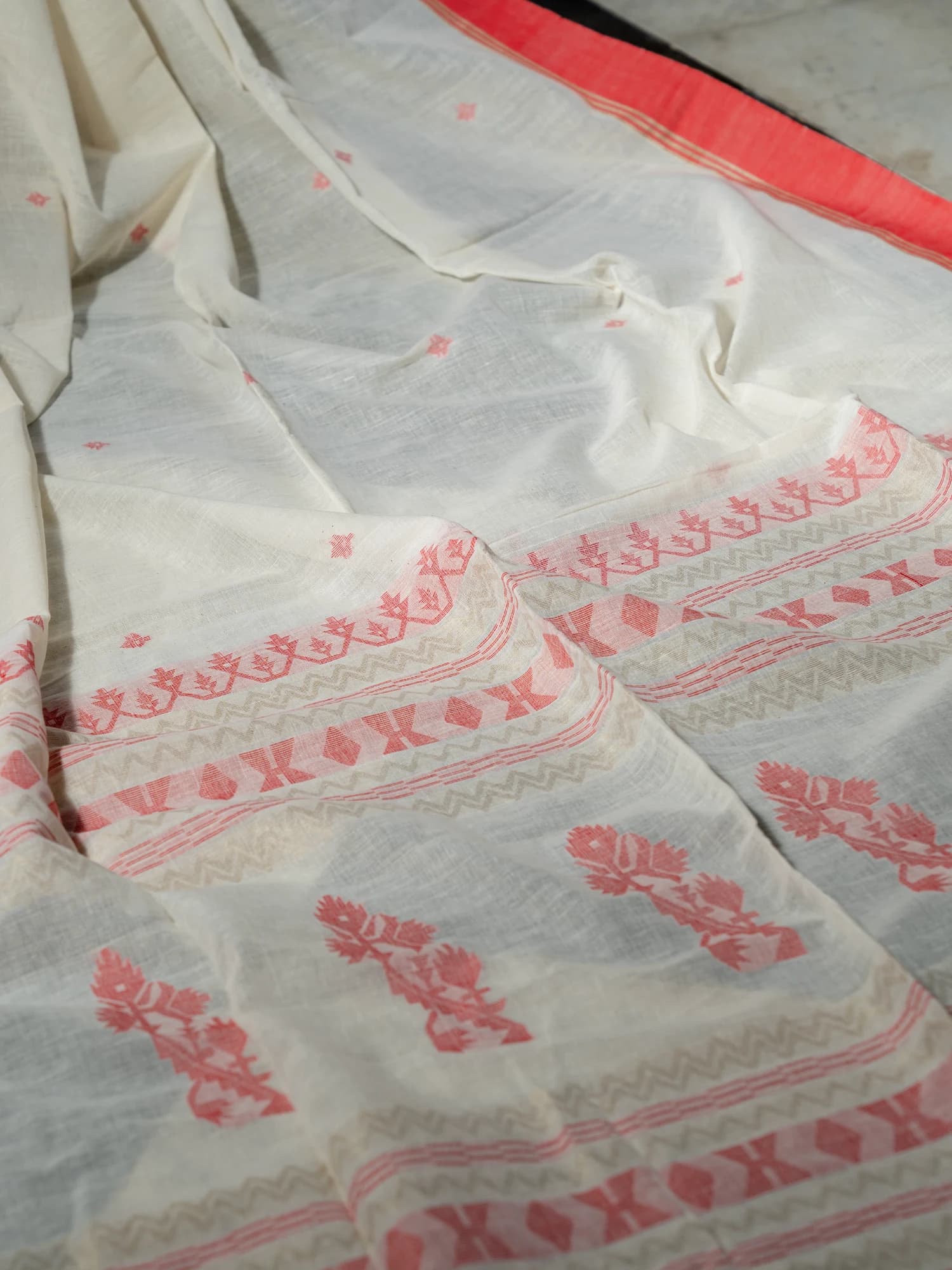  Lal Paar Sada Matha Tangail Saree thumbnail 3