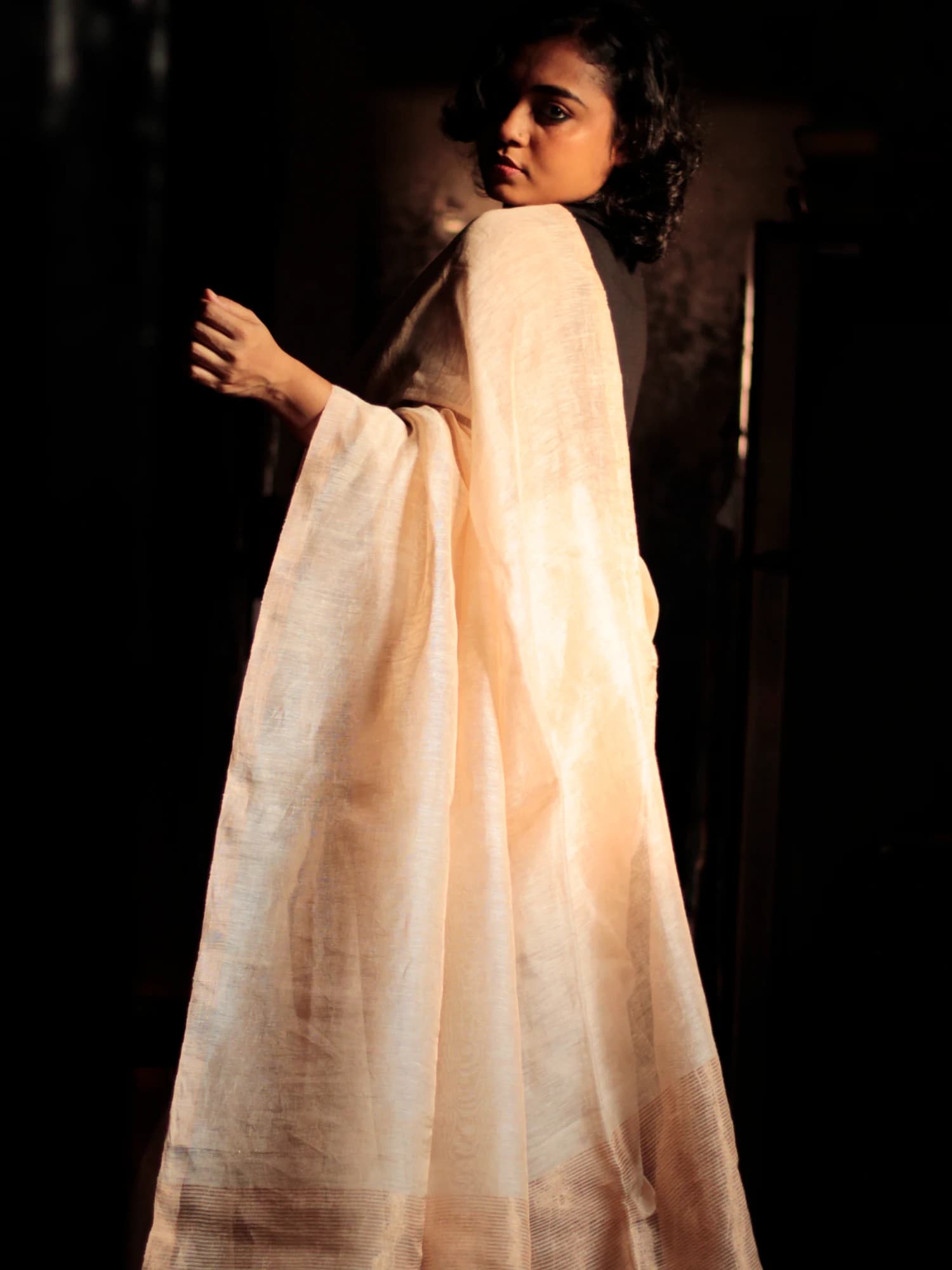 Junk Lea Beige Golden Tissue Linen Saree thumbnail 2