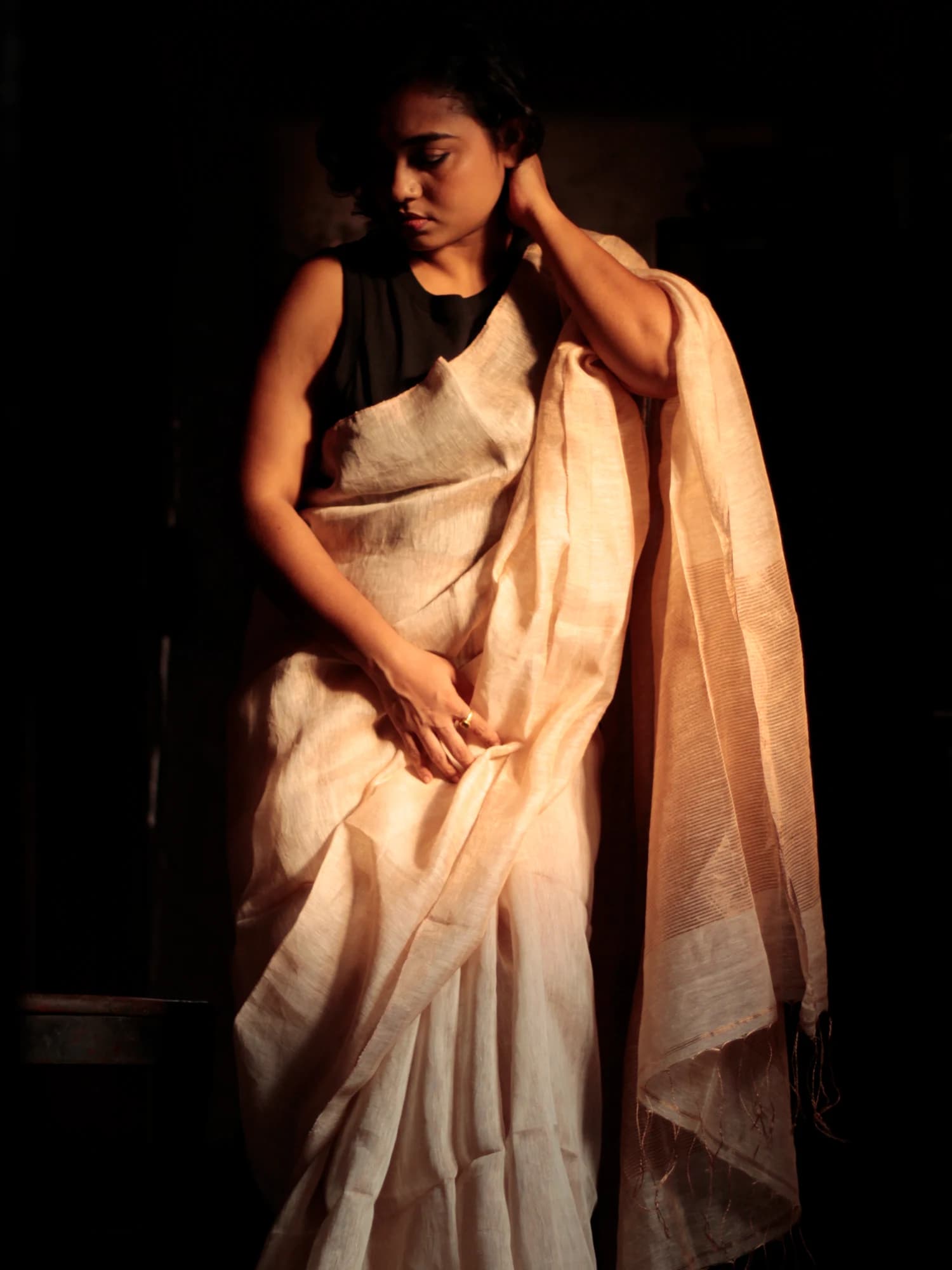 Junk Lea Beige Golden Tissue Linen Saree thumbnail 3